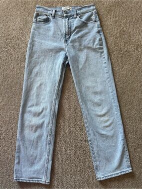 Abercrombie Curve Love Ultra High Rise Ankle Straight Jeans| Light Wash Size27/4